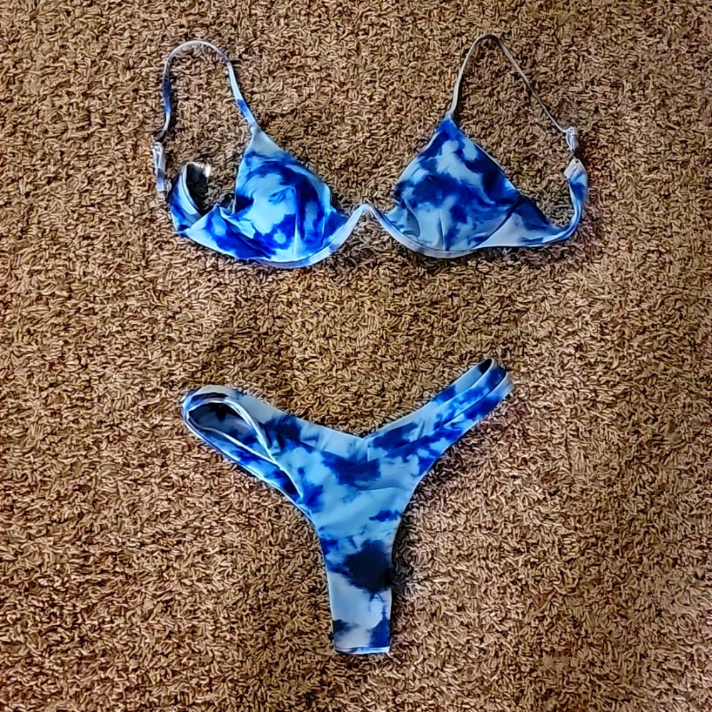A turquoise bathing suit top medium bottom medium.